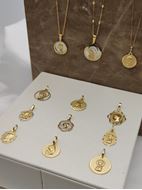 Imagen de Medalla Virgen Niña Nube 18k